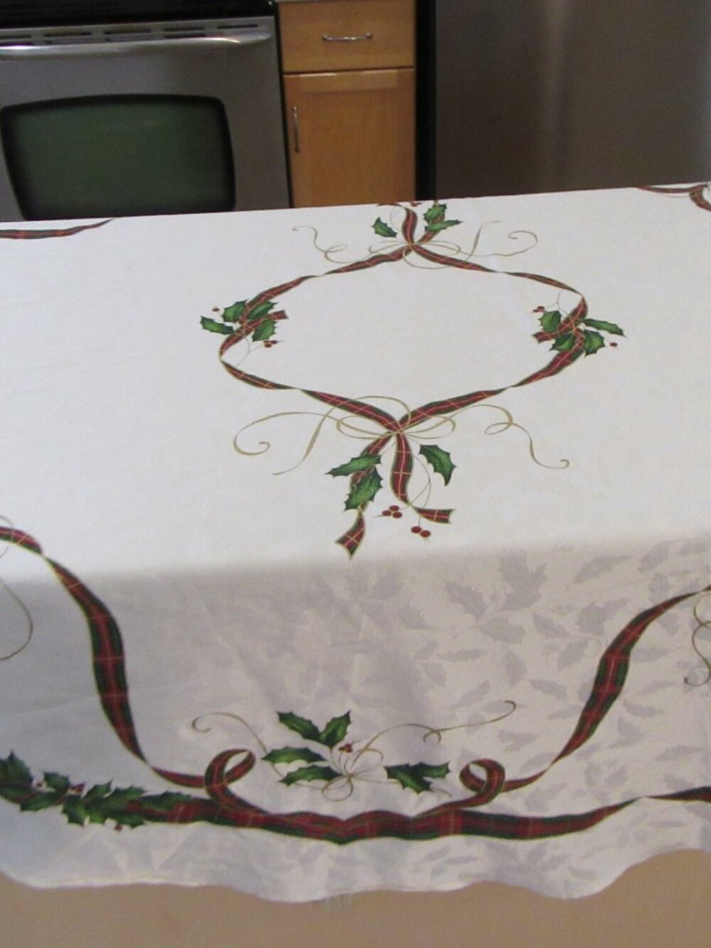 Christmas Round Table Cloth In nice shape - Picture 5 of 15